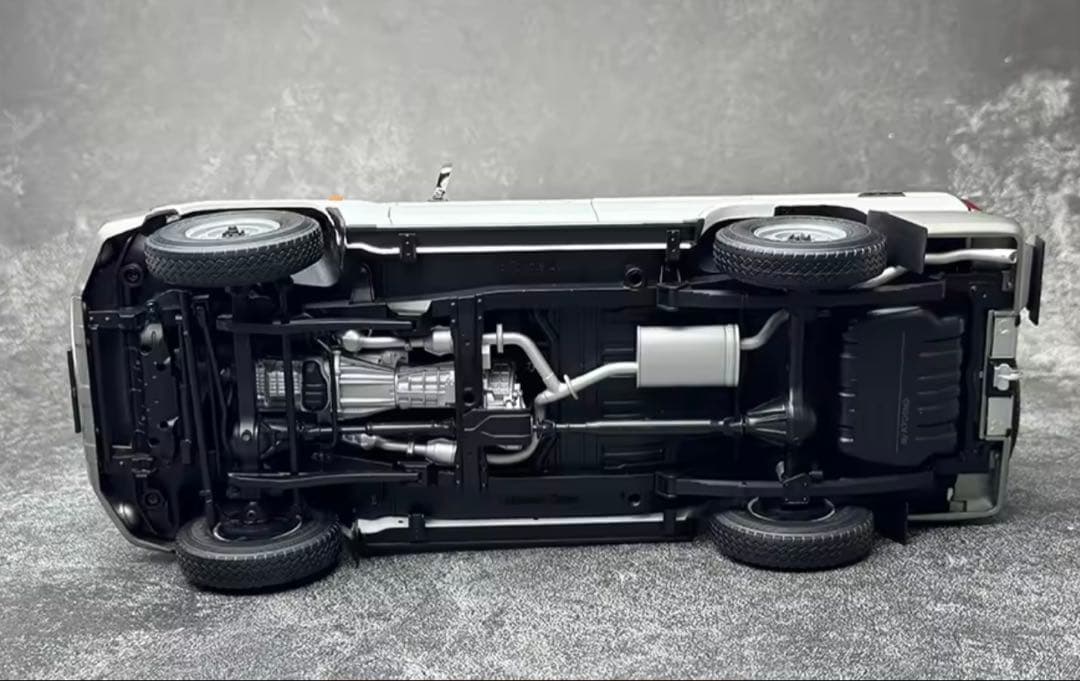 トヨタ ランドクルーザー 1/18スケールモデルミニカー