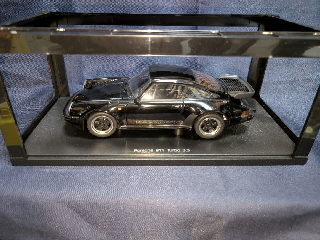オートアート製1/18ポルシェ 911（930）ターボ 3.3
