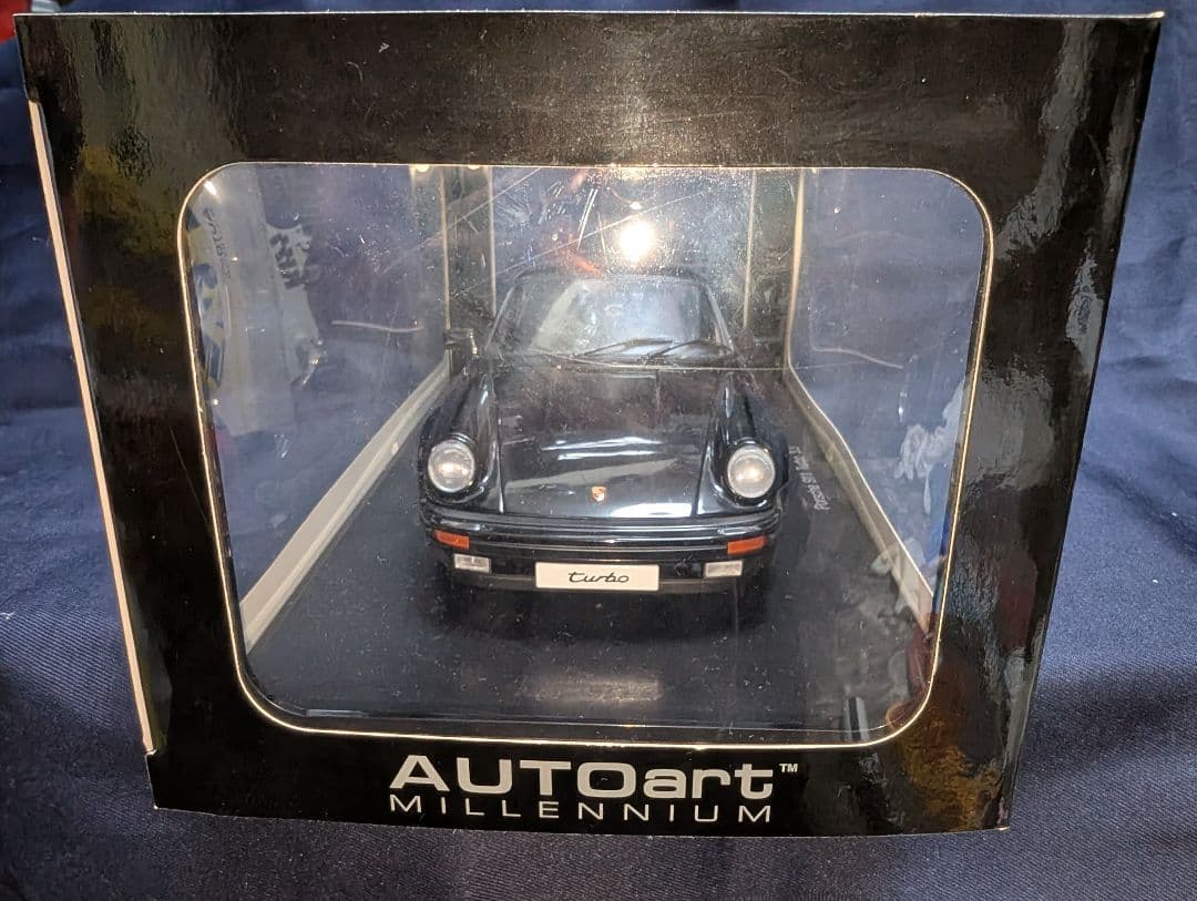 オートアート製1/18ポルシェ 911（930）ターボ 3.3