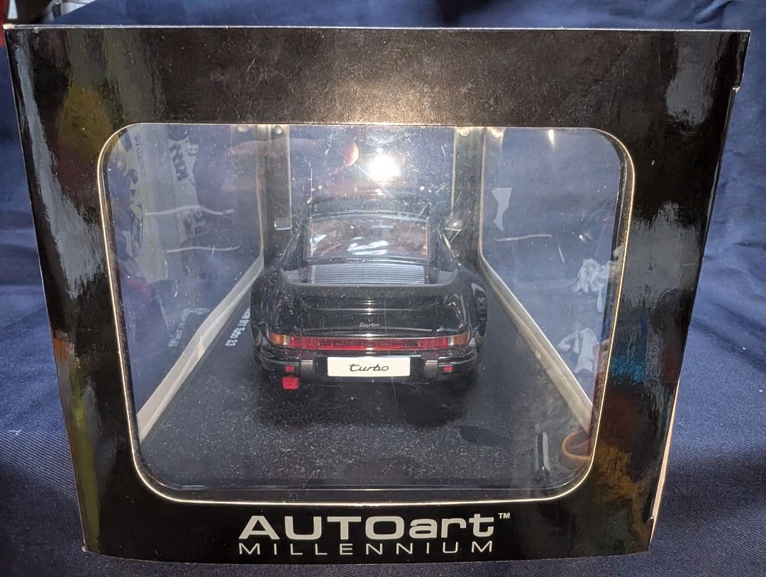 オートアート製1/18ポルシェ 911（930）ターボ 3.3