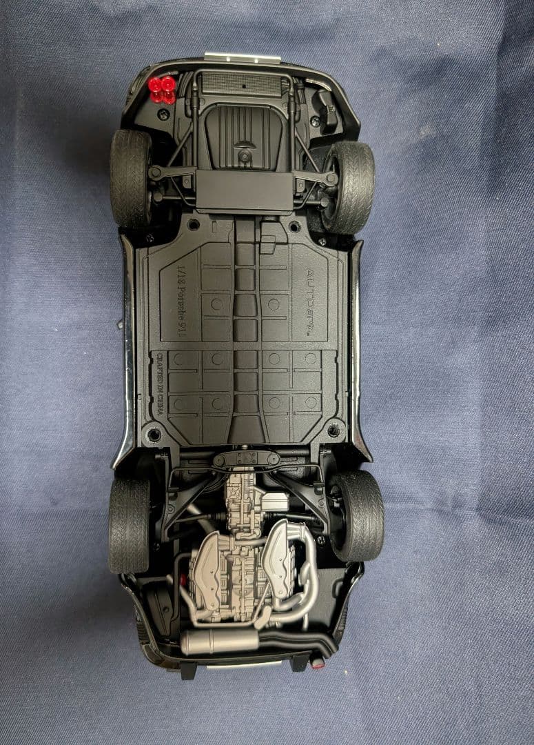 オートアート製1/18ポルシェ 911（930）ターボ 3.3