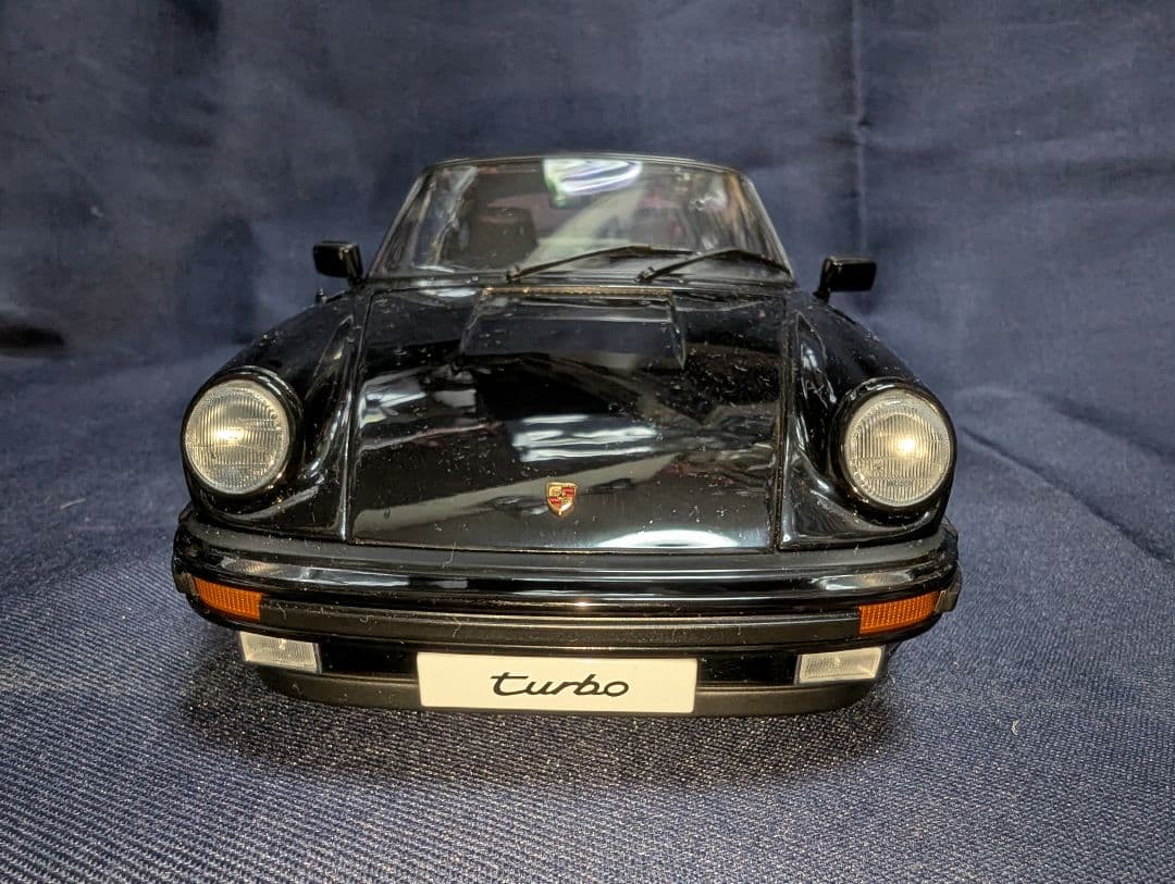 オートアート製1/18ポルシェ 911（930）ターボ 3.3