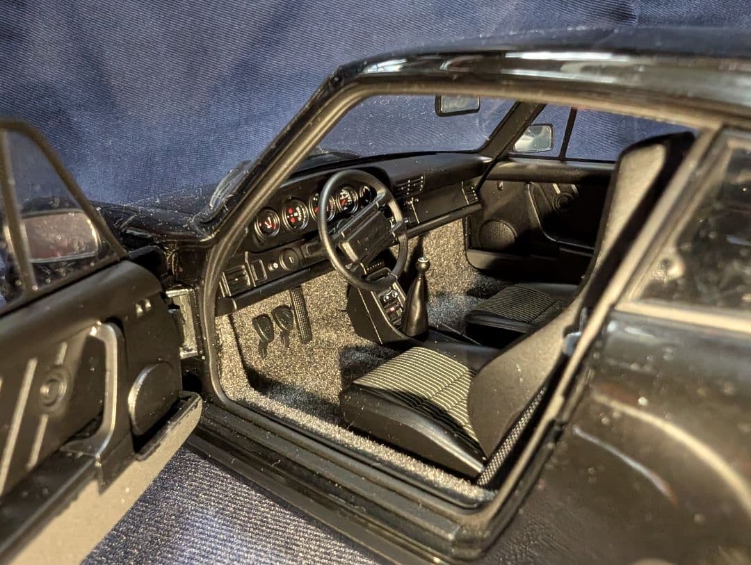 オートアート製1/18ポルシェ 911（930）ターボ 3.3