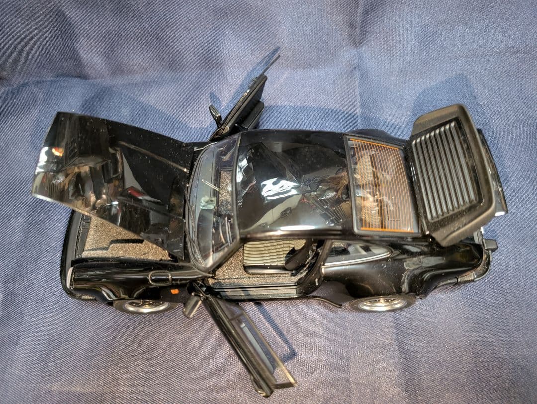 オートアート製1/18ポルシェ 911（930）ターボ 3.3