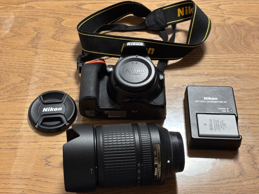 デジタル一眼レフ　ニコン　D5600 AF-S NIKKOR 18-140mm