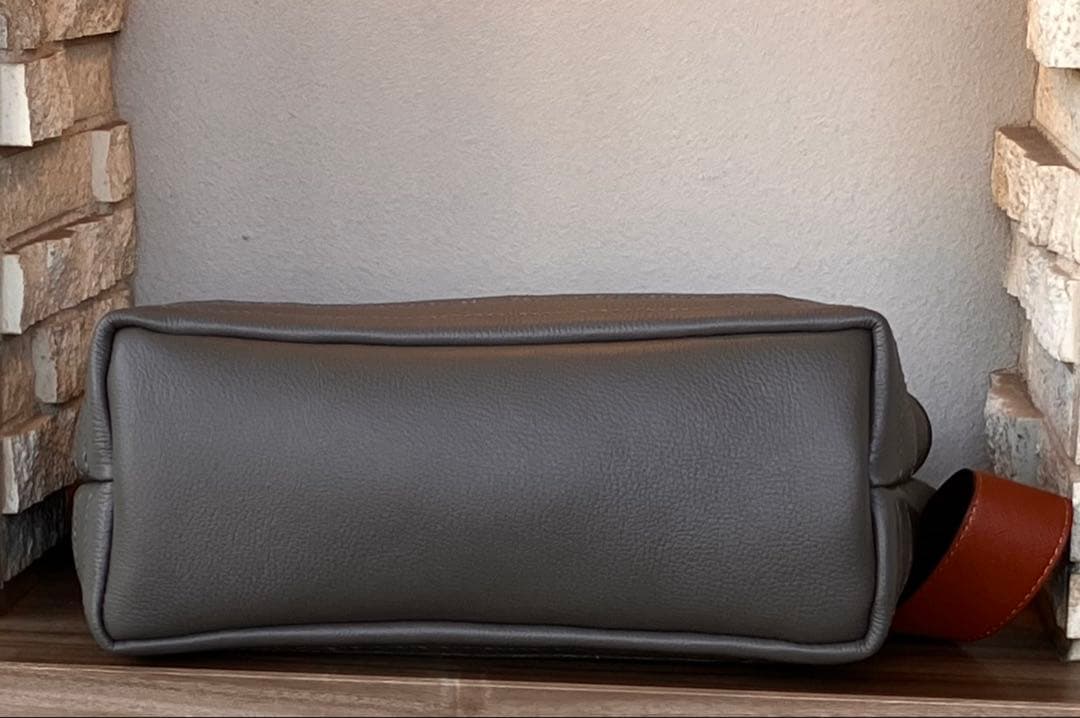 ハンドメイド、シュリンクレザー バッグ　ファスナー付き