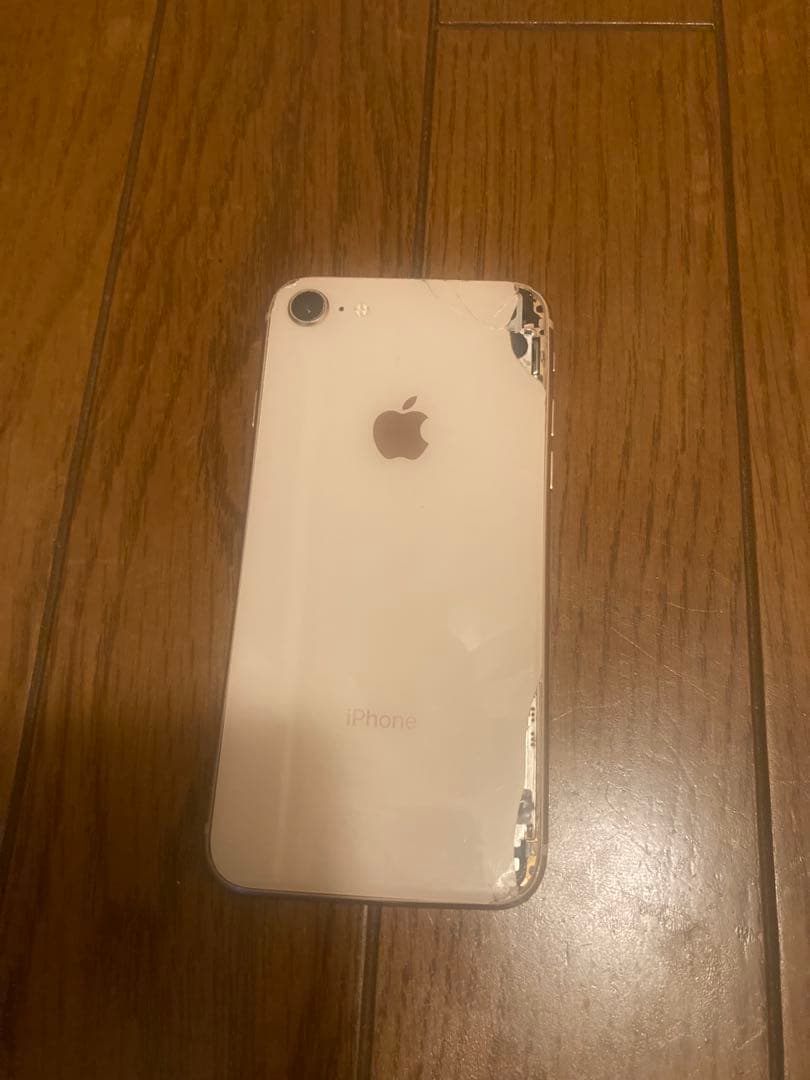 幕*男様 iPhone 8 64GB ゴールド 動作OK 内カメ故障 画面割れ
