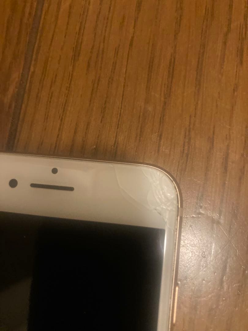 幕*男様 iPhone 8 64GB ゴールド 動作OK 内カメ故障 画面割れ