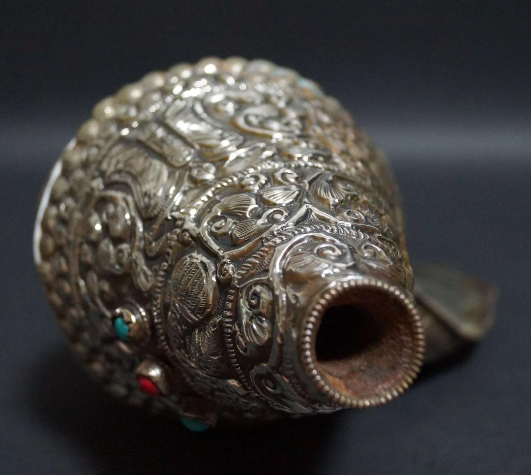 オールドチベット法具大型左巻法螺貝純銀巻きターコイズコーラル象嵌手造り打出し装飾