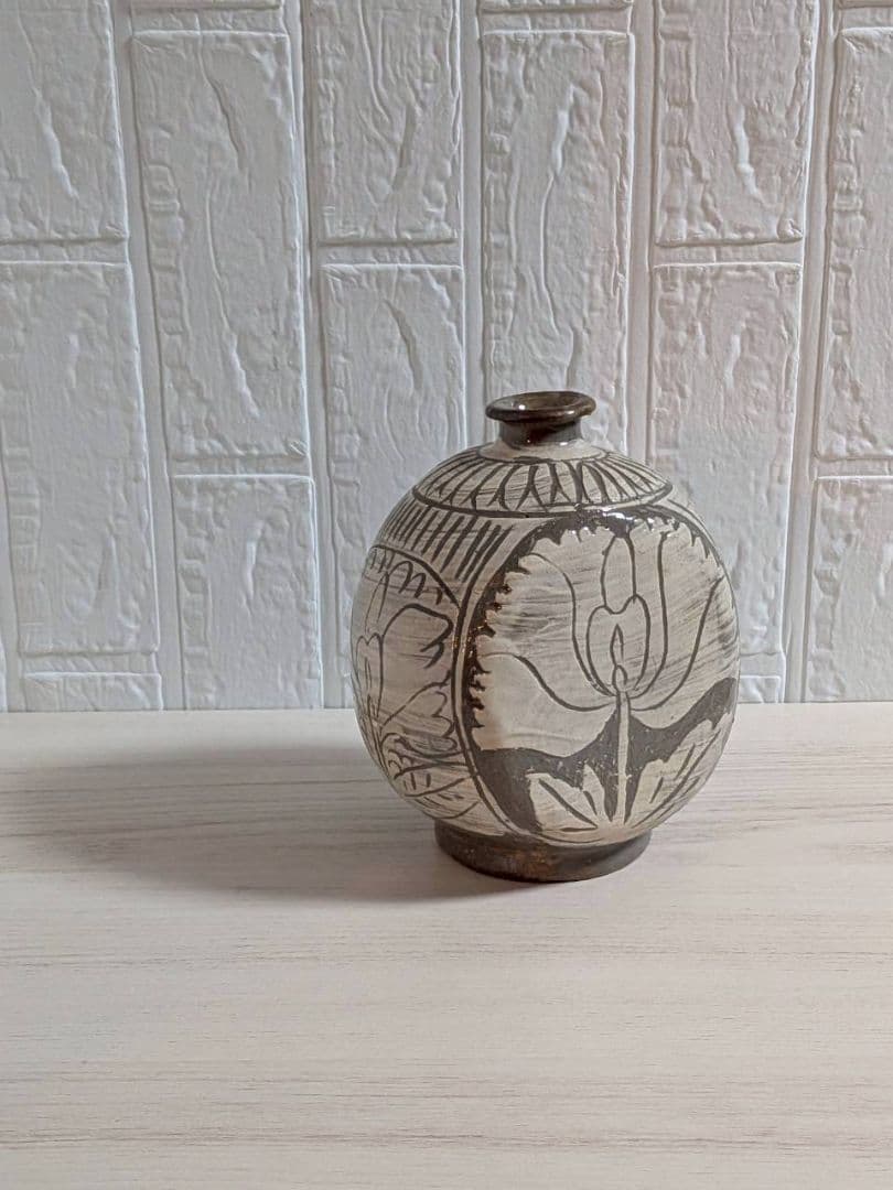 李朝？　粉青沙器　扁壺　牡丹文様　花器　花瓶　一輪挿し