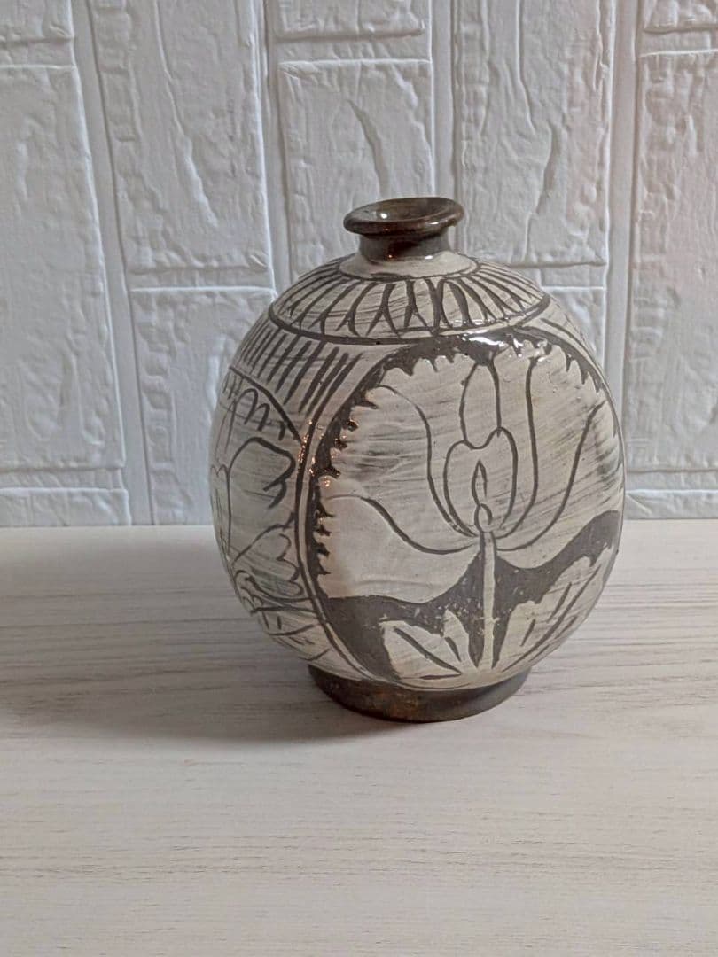 李朝？　粉青沙器　扁壺　牡丹文様　花器　花瓶　一輪挿し