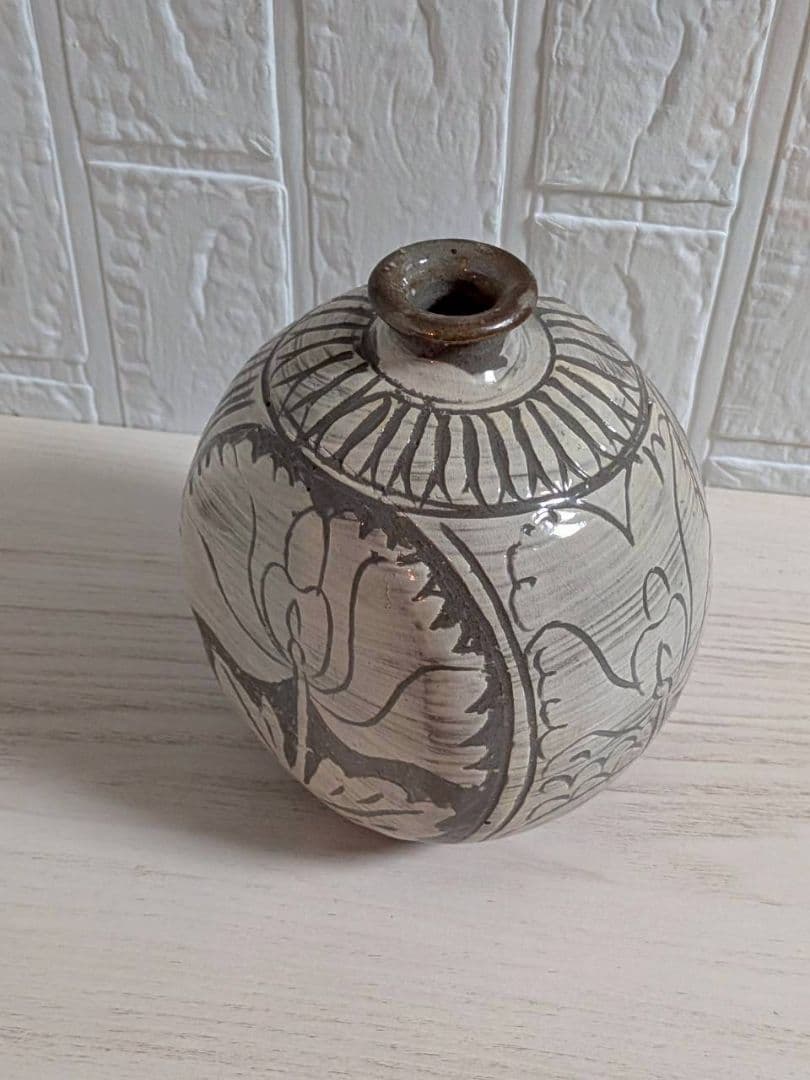 李朝？　粉青沙器　扁壺　牡丹文様　花器　花瓶　一輪挿し