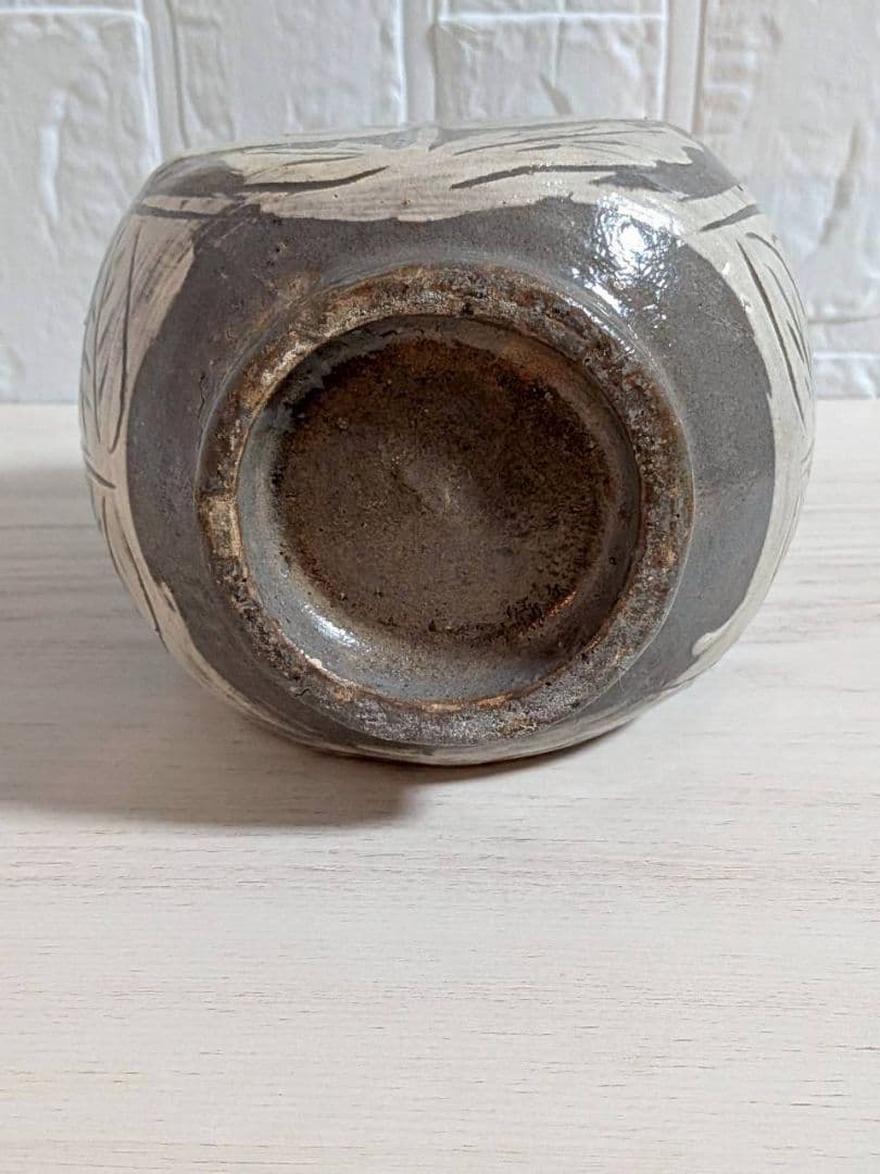 李朝？　粉青沙器　扁壺　牡丹文様　花器　花瓶　一輪挿し