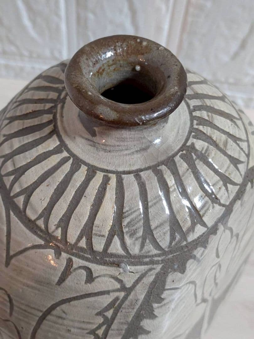 李朝？　粉青沙器　扁壺　牡丹文様　花器　花瓶　一輪挿し