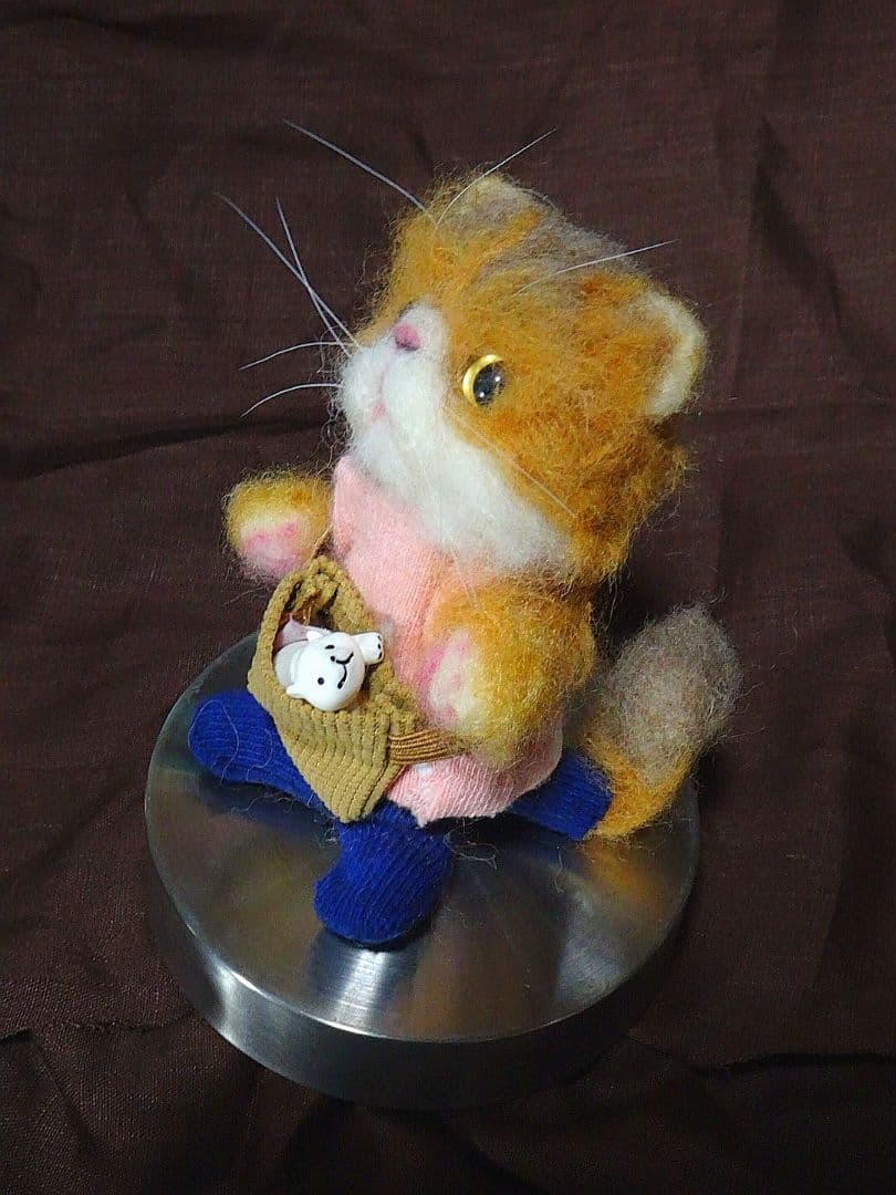 羊毛フェルト 猫のフィギュア