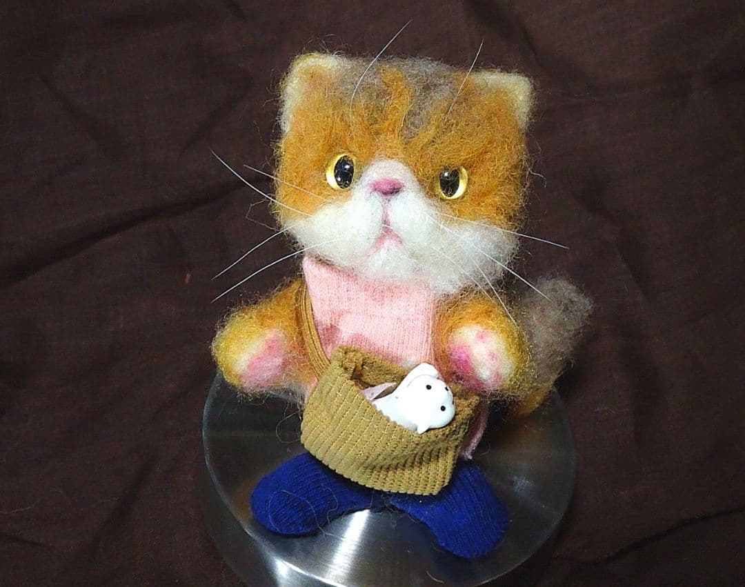 羊毛フェルト 猫のフィギュア