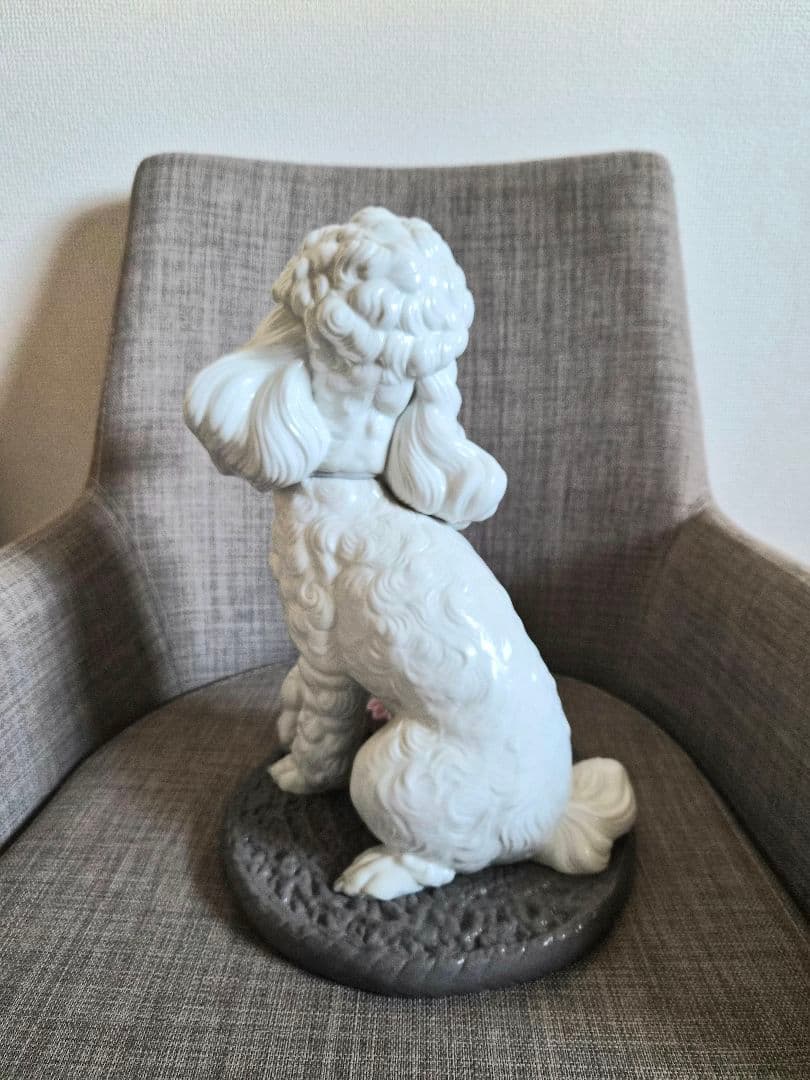 リヤドロ（LLADRÓ）のフィギュリン「プードルのお茶会」