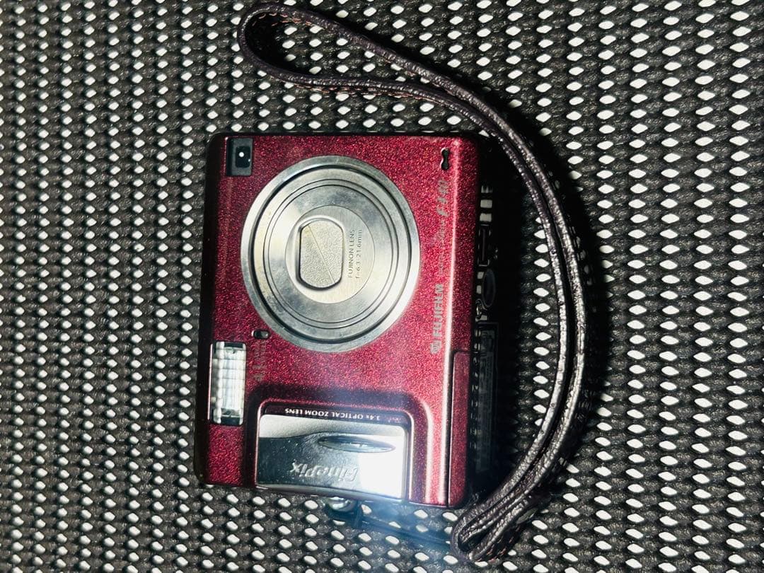 FinePix デジタルカメラ 赤
