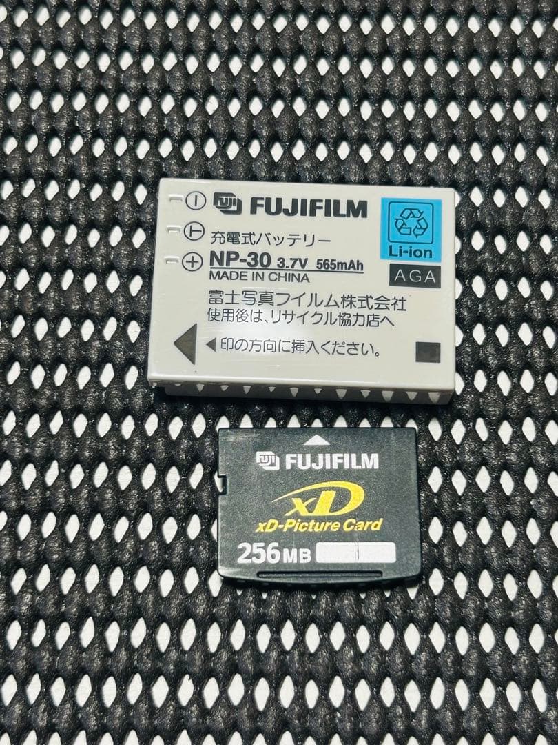 FinePix デジタルカメラ 赤