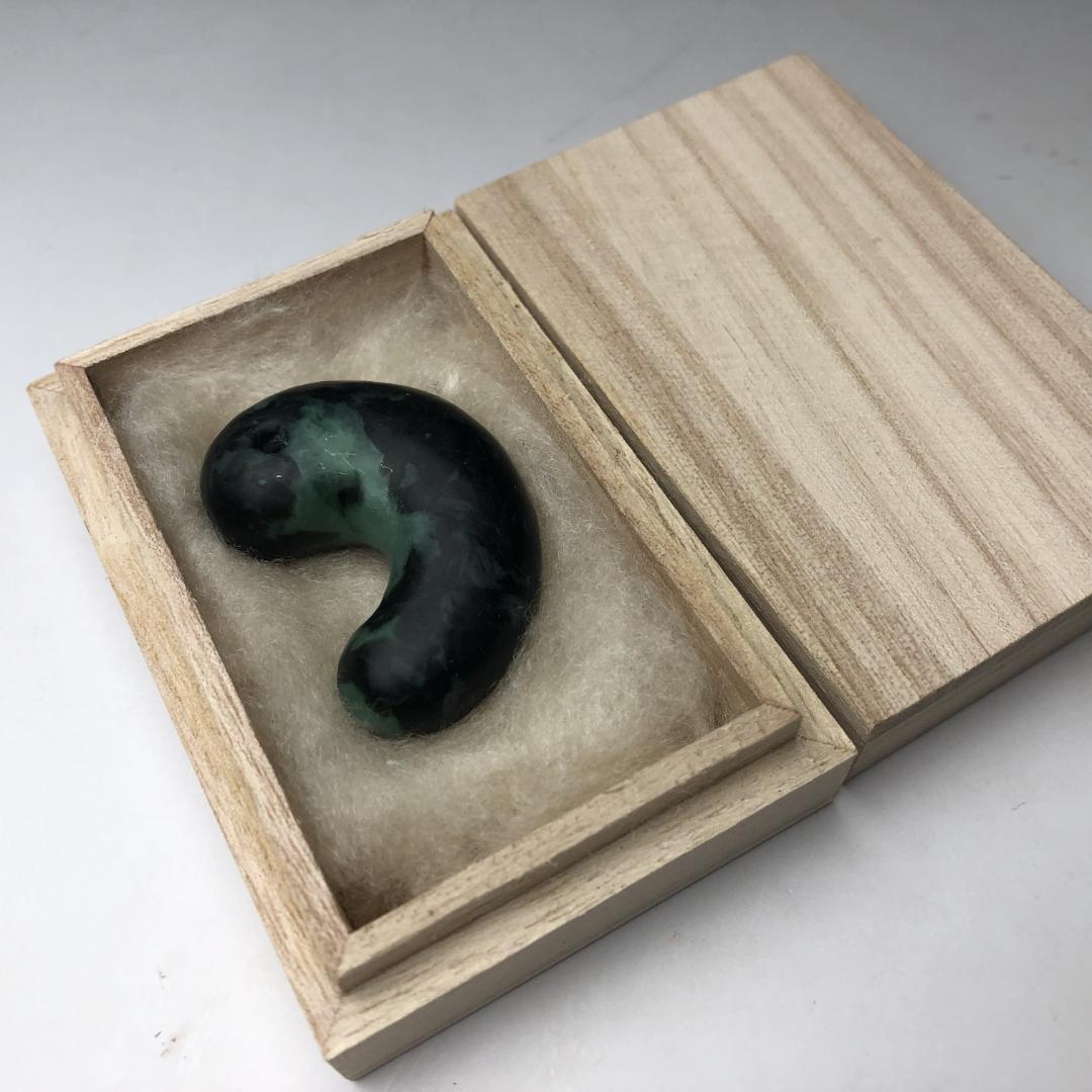 天然翡翠 勾玉 墨翠系 深緑 艶あり 一点物 お守り