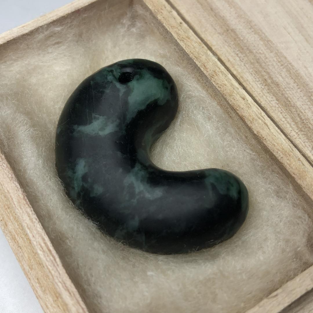 天然翡翠 勾玉 墨翠系 深緑 艶あり 一点物 お守り