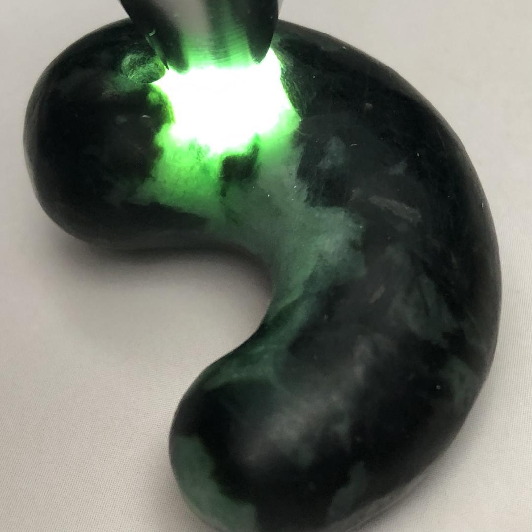 天然翡翠 勾玉 墨翠系 深緑 艶あり 一点物 お守り