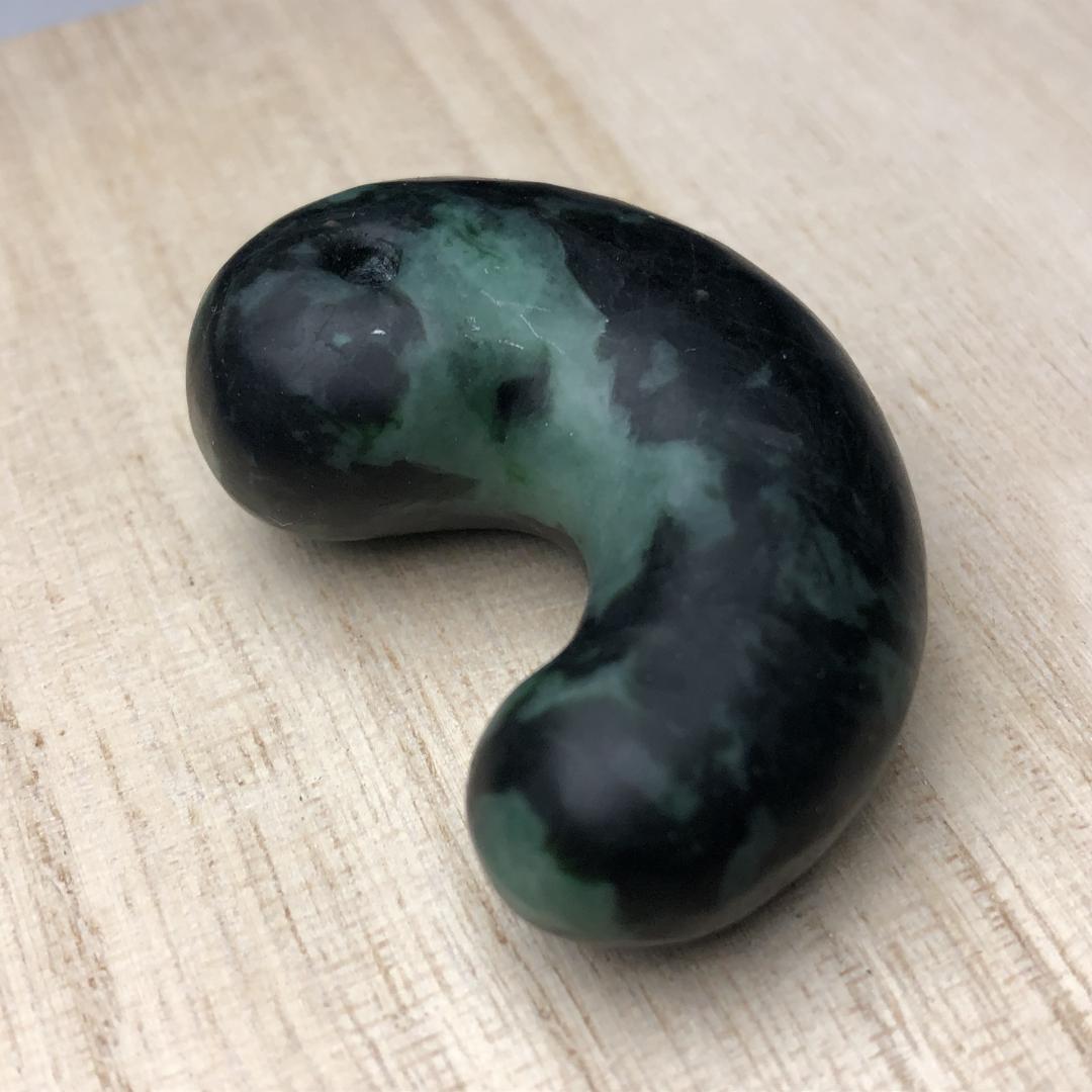 天然翡翠 勾玉 墨翠系 深緑 艶あり 一点物 お守り