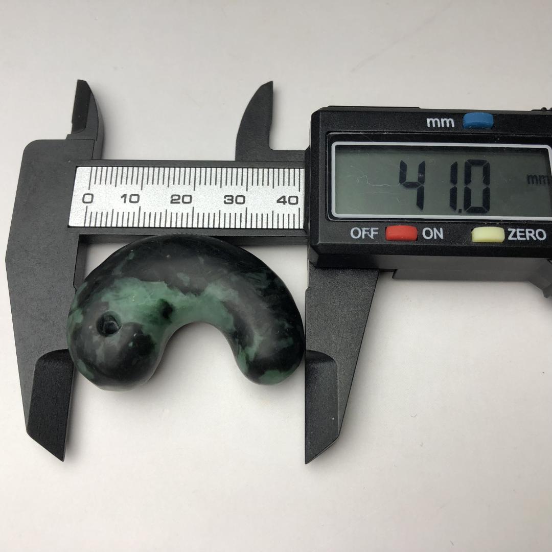 天然翡翠 勾玉 墨翠系 深緑 艶あり 一点物 お守り