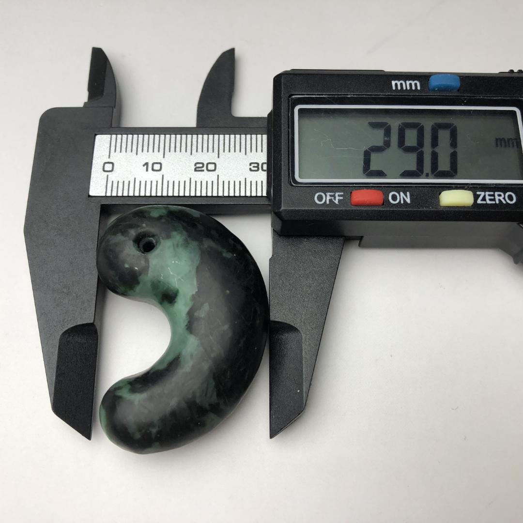 天然翡翠 勾玉 墨翠系 深緑 艶あり 一点物 お守り
