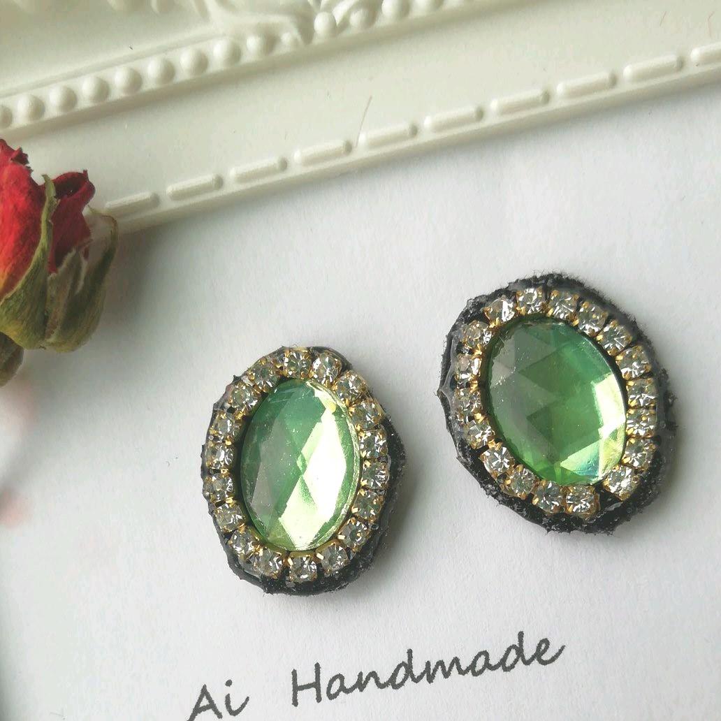 ビジューピアス　ビジューイヤリング　緑　ゴールド　大ぶり　アクセサリー　グリーン