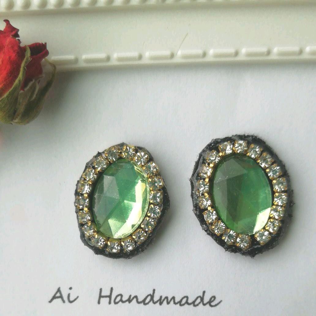 ビジューピアス　ビジューイヤリング　緑　ゴールド　大ぶり　アクセサリー　グリーン