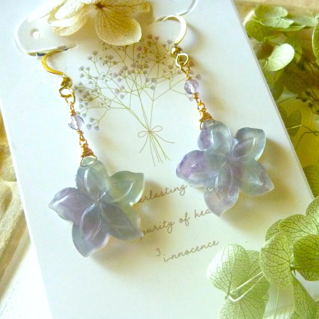 14kgf/フローライト×MOPプルメリアカービングと天然石フローライトのピアス