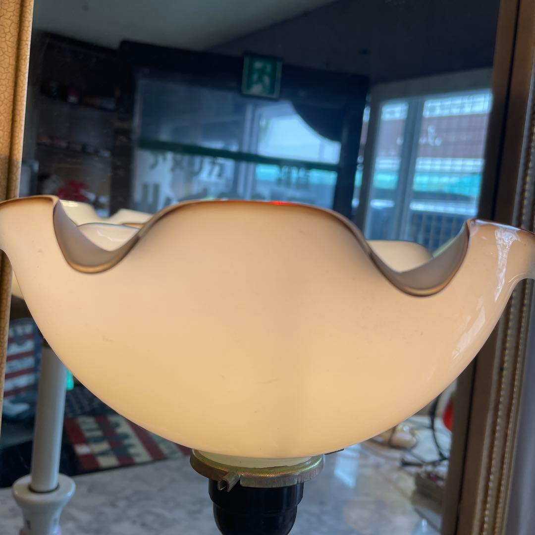 イタリア製，華奢なボディーと美しい花柄のフロアランプ