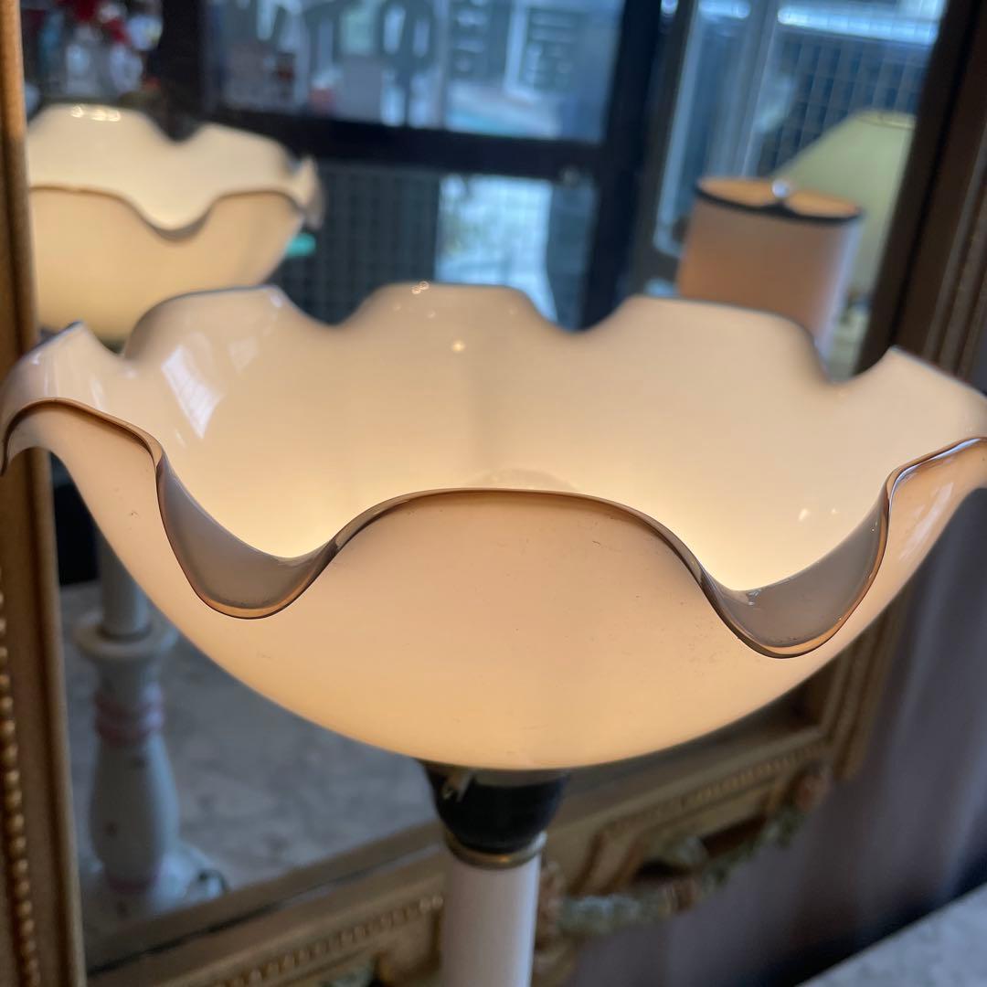 イタリア製，華奢なボディーと美しい花柄のフロアランプ