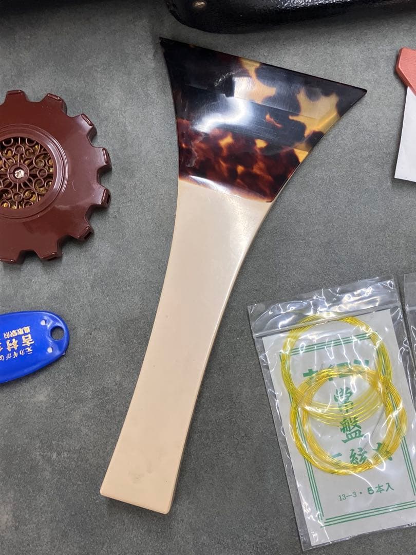 ①三味線 本体 伝統的和柄装飾付き 和楽器 付属品各種 ハードケース付