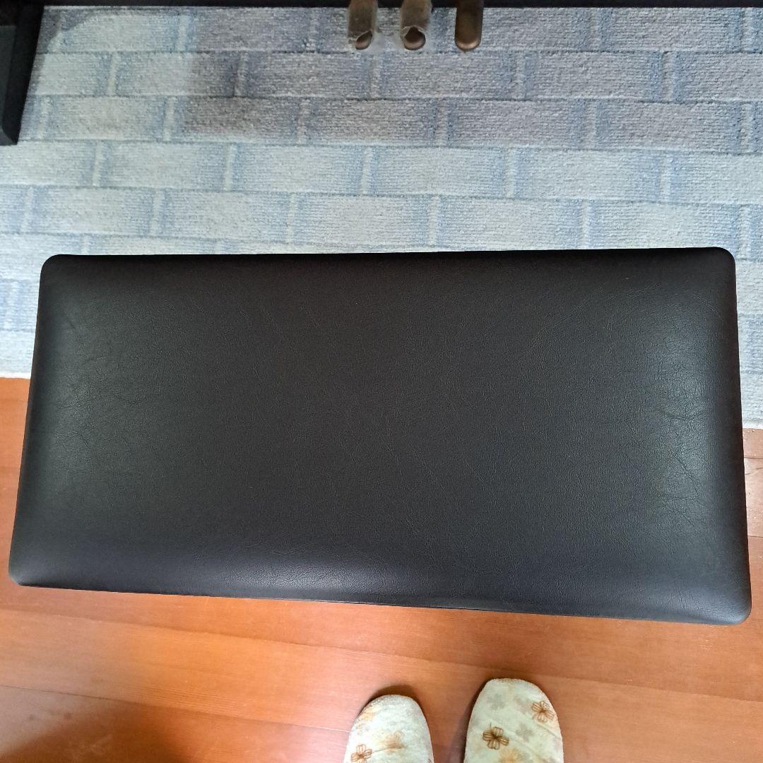 黒のピアノ用椅子