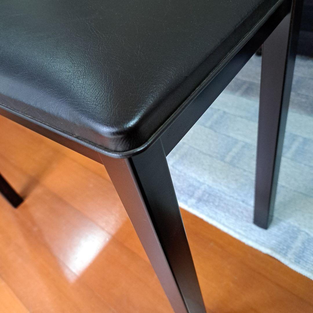 黒のピアノ用椅子