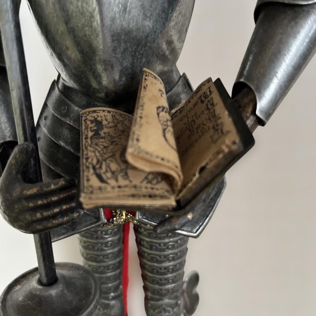 金属製騎士像 本付き 木製台座