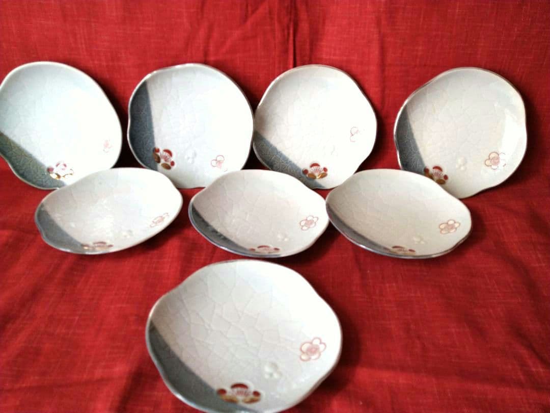 ♦高級感満載【貫入模様デザイン・希少な有田焼】♥金銀彩・梅花絵柄輪花7平皿