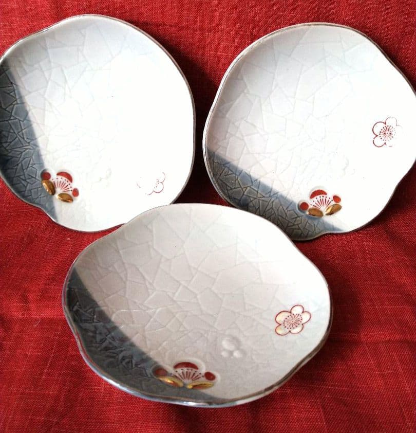 ♦高級感満載【貫入模様デザイン・希少な有田焼】♥金銀彩・梅花絵柄輪花7平皿