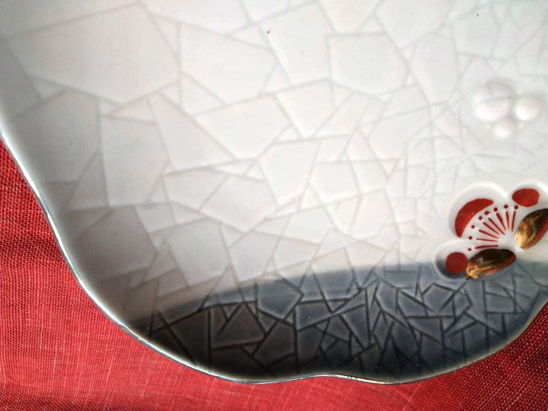 ♦高級感満載【貫入模様デザイン・希少な有田焼】♥金銀彩・梅花絵柄輪花7平皿