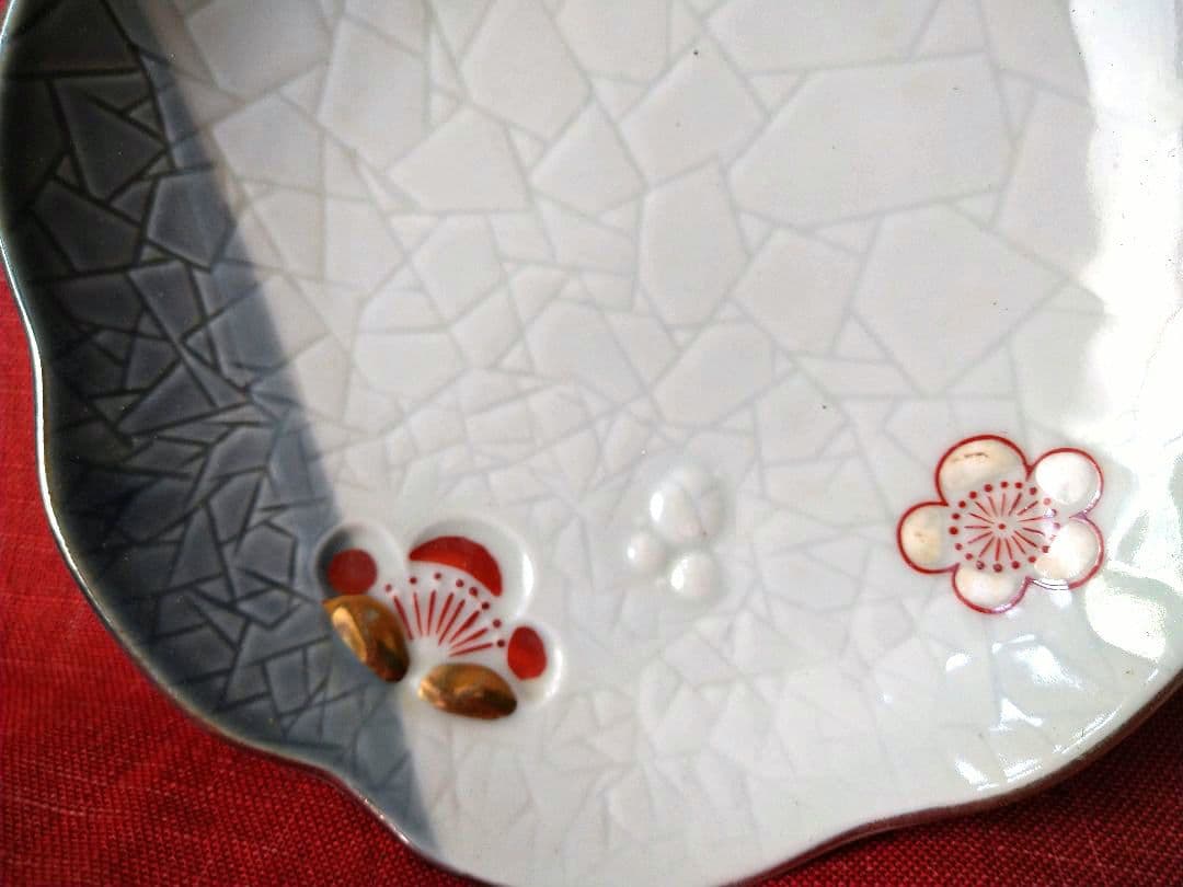 ♦高級感満載【貫入模様デザイン・希少な有田焼】♥金銀彩・梅花絵柄輪花7平皿