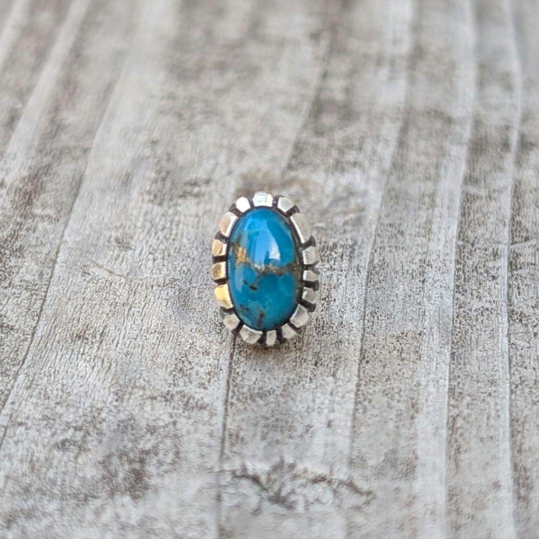 ハンドメイドのターコイズピアス　片耳用　インディアンジュエリー風