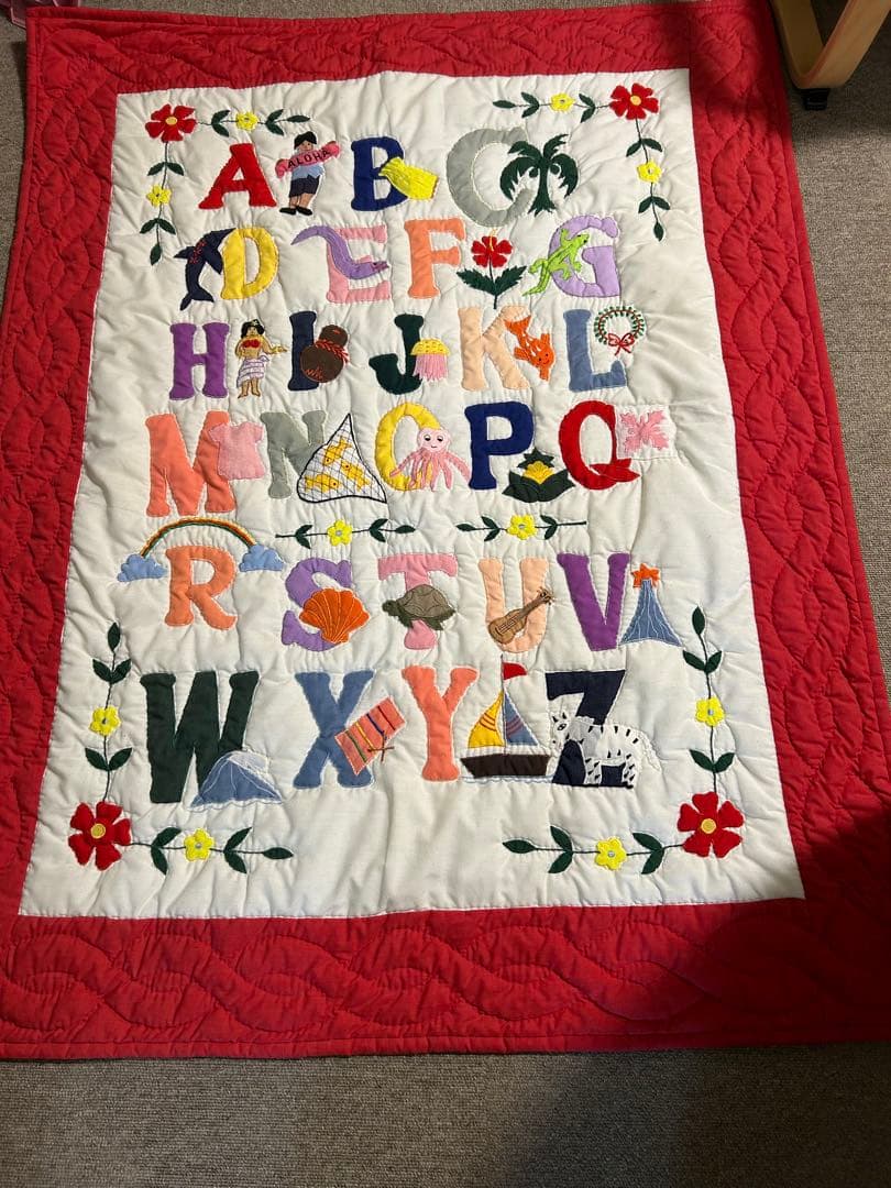 ハワイアンキルト　アルファベット　タペストリー