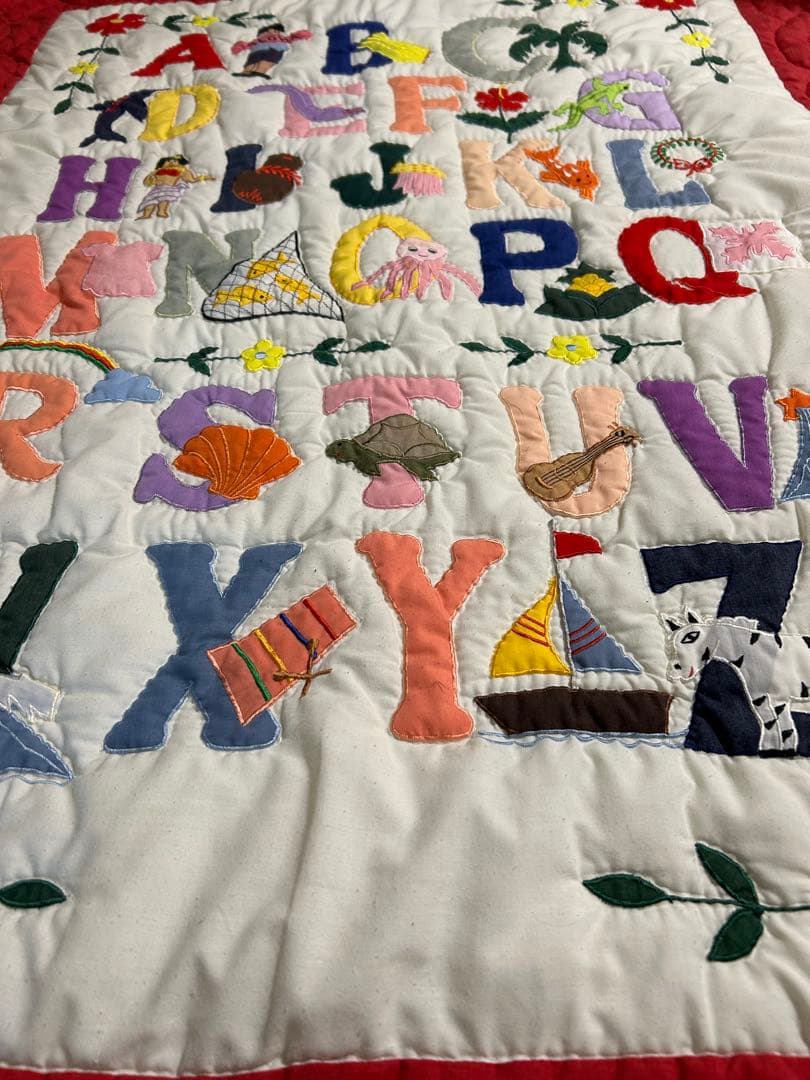 ハワイアンキルト　アルファベット　タペストリー