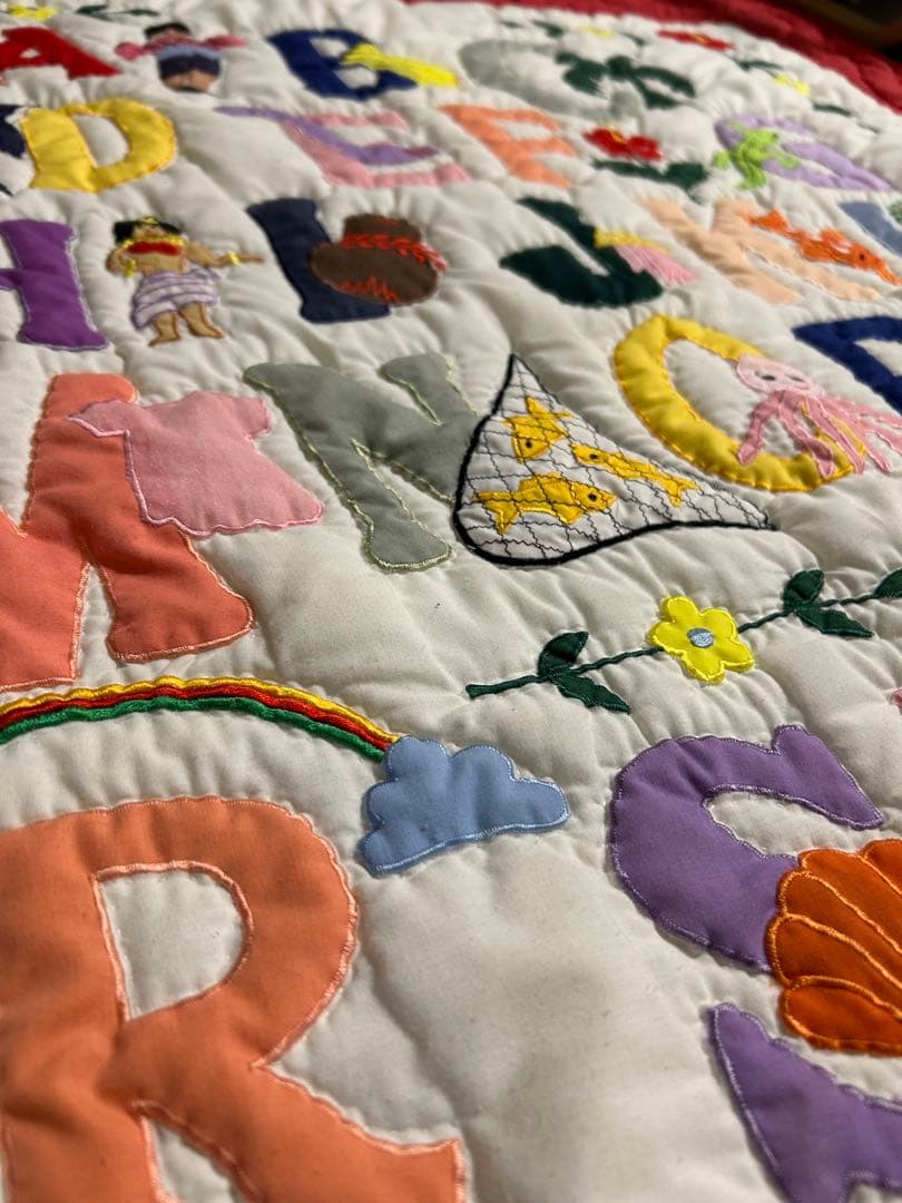 ハワイアンキルト　アルファベット　タペストリー