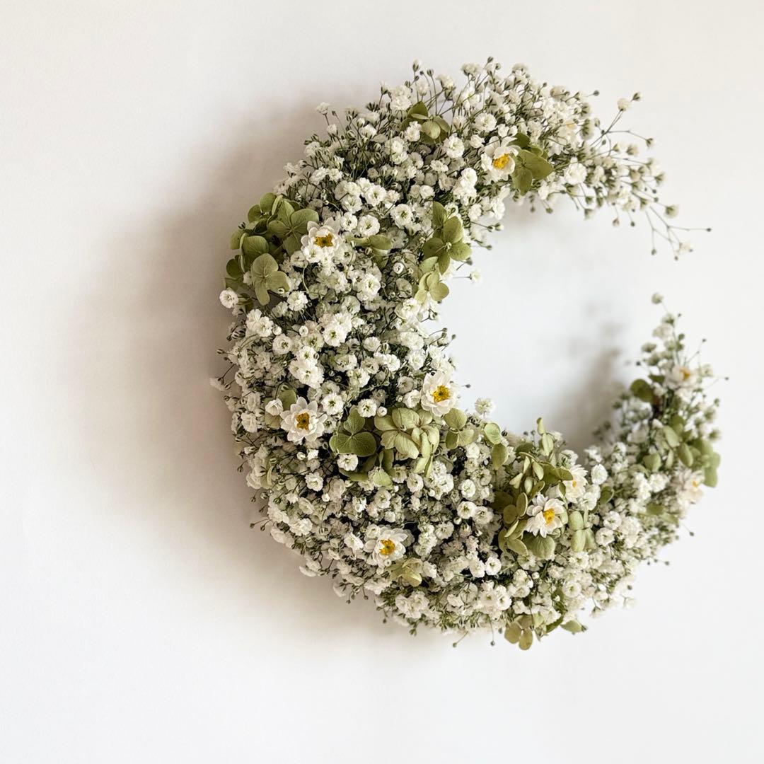 フレッシュかすみ草とアナベルの三日月リース　春リース