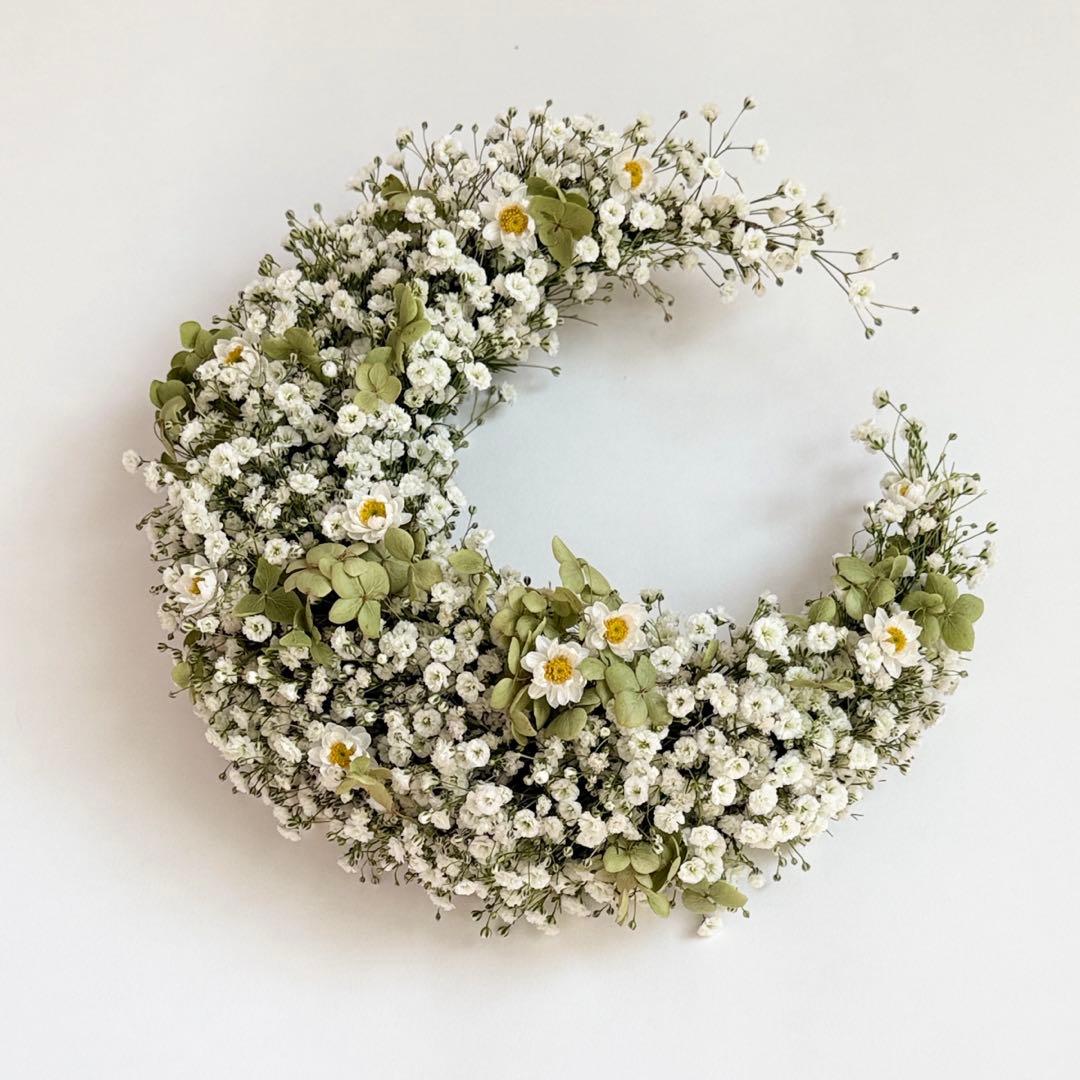 フレッシュかすみ草とアナベルの三日月リース　春リース