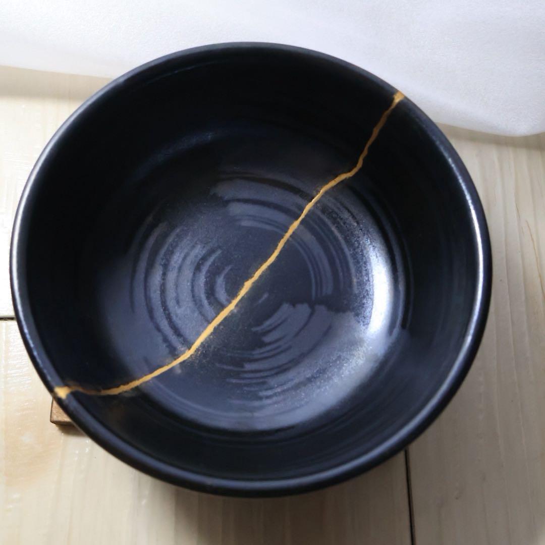 黒い陶器のお椀　金継ぎ