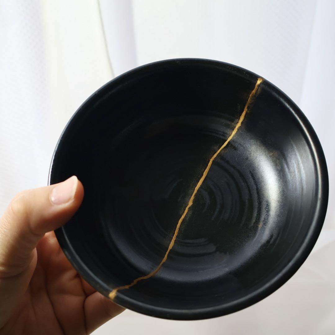 黒い陶器のお椀　金継ぎ